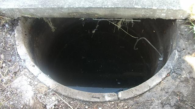 foto 002.jpg - Studna po odsunut betonovho poklopu